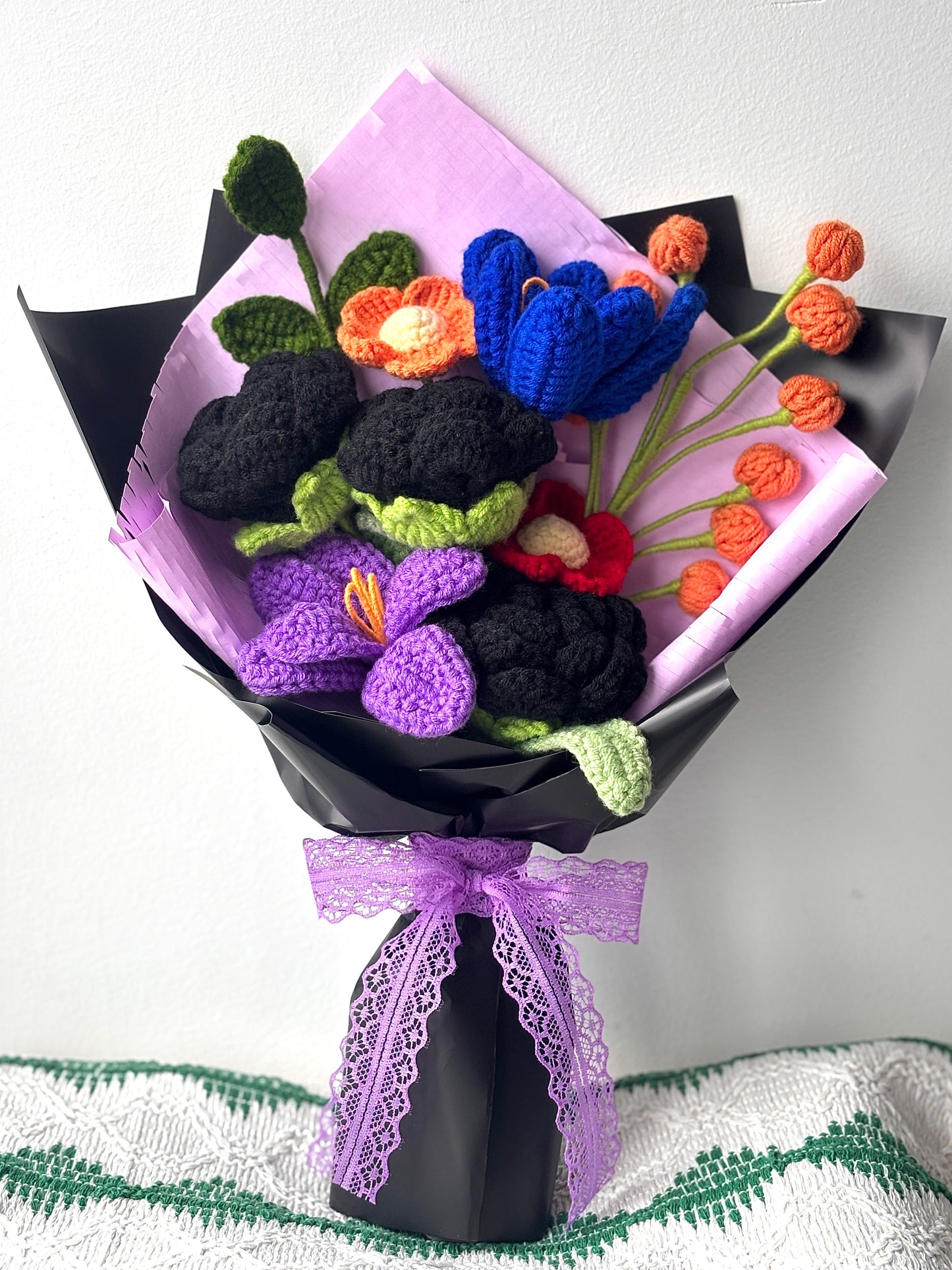 Crochera Bouquet - Black Roses and Tulip